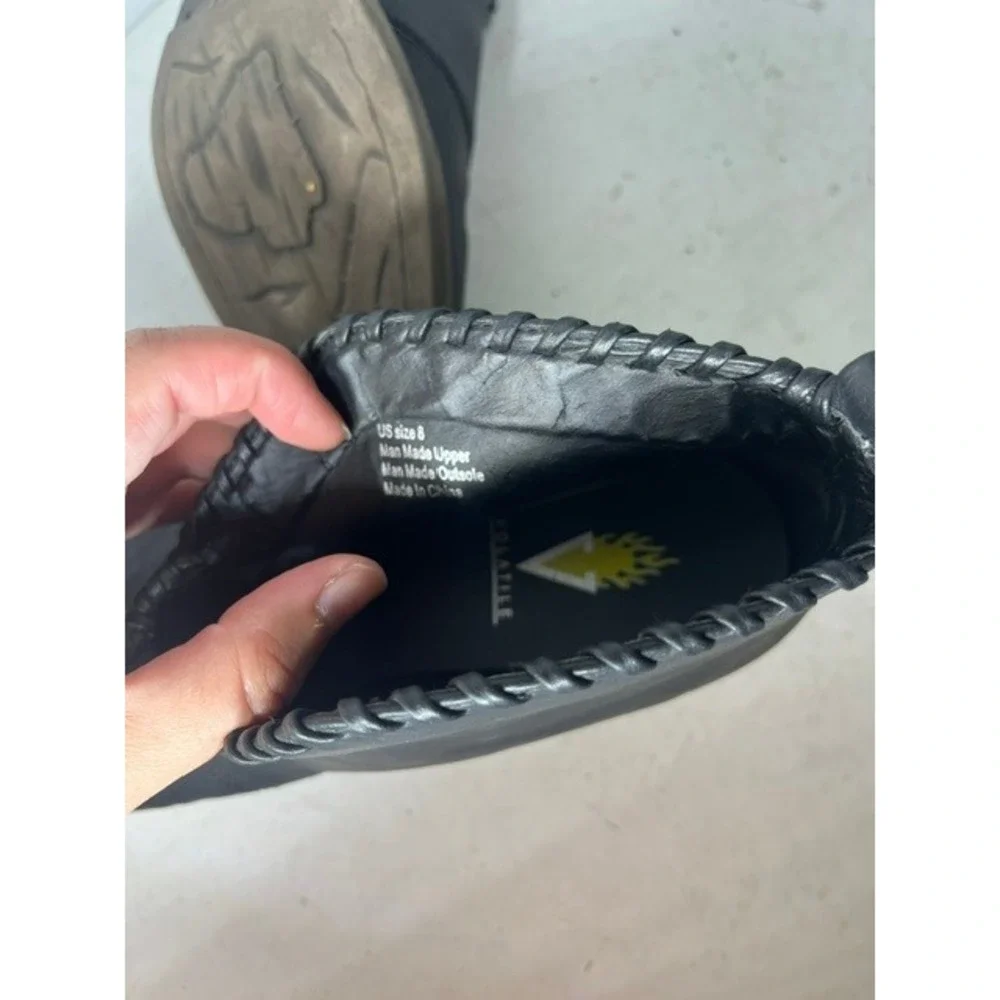 Volatile black ankle